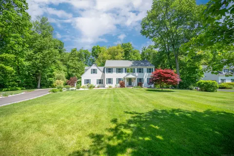 29 Maplewood Dr, Danbury, CT 06811