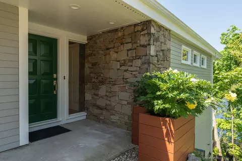 18 Lakeview Cir, East Lyme, CT 06357