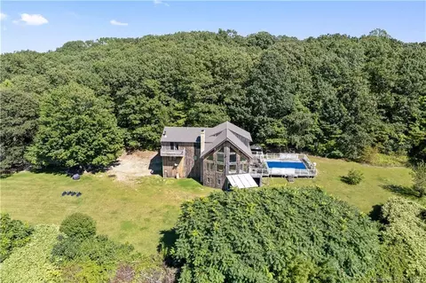 19 Greystone Dr, Montville, CT 06382