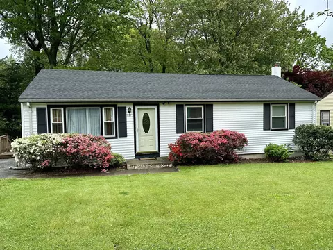 327 Red Oak Rd, Bridgeport, CT 06606