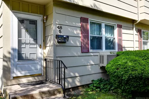 48 Round Tree Dr #5, Naugatuck, CT 06770