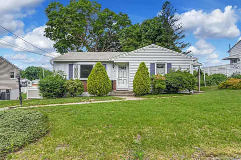 190 Spring Lake Rd, Waterbury, CT 06706