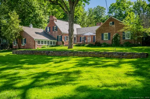 66 Foxcroft Rd, West Hartford, CT 06119