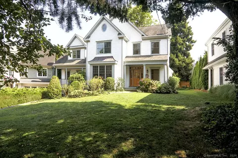 7 Oakleigh Ct, Norwalk, CT 06853