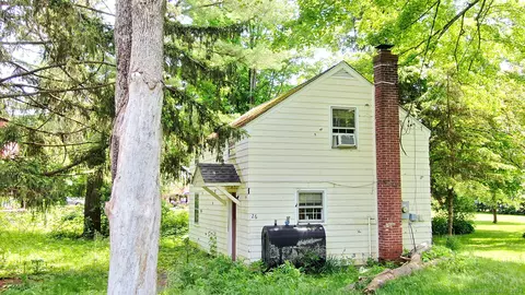 26 Church St, New Hartford, CT 06057