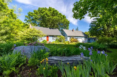 261 Duncaster Rd, Bloomfield, CT 06002