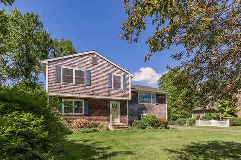18 Woodside Dr, Farmington, CT 06085