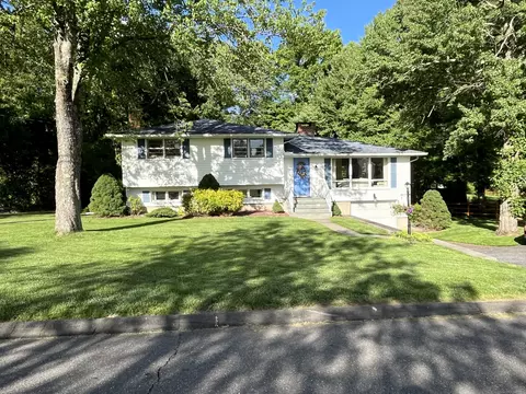 2 Northwood Dr, Middlebury, CT 06762
