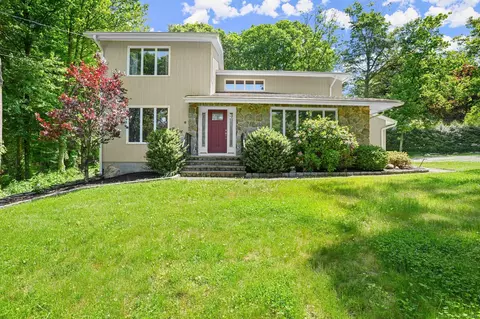 6 Petticoat Ln, Trumbull, CT 06611