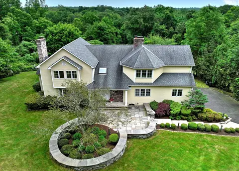 125 Northrop Rd, Woodbridge, CT 06525