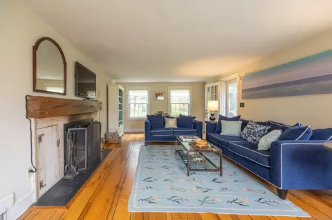 17 Jansen Ln, North Haven, CT 06473