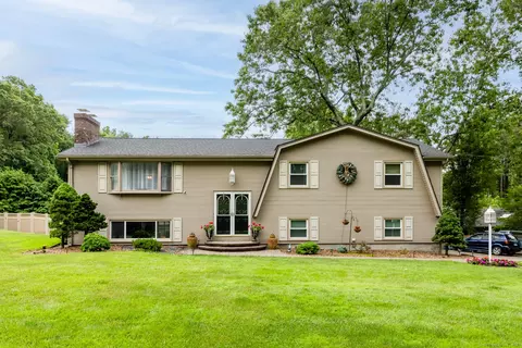 72 Pattonwood Dr, Southington, CT 06489