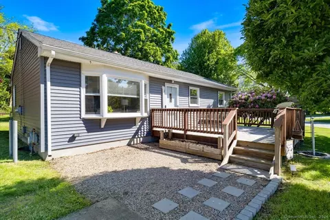 40 Virginia Rd, Montville, CT 06370