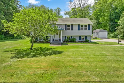 4 Linda Ct, Preston, CT 06365