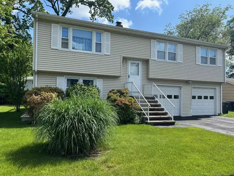 27 Joanne Dr, Milford, CT 06460