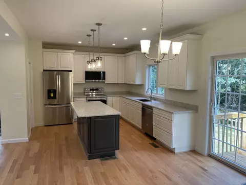 16 Sunniecrest Dr, Waterford, CT 06385