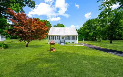 8 Wildwood Ln, East Hampton, CT 06424