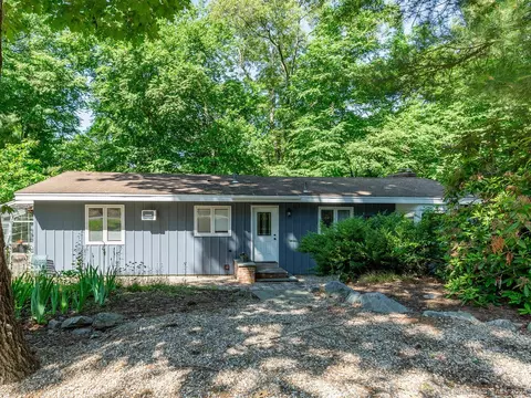 493 Huckleberry Hill Rd, Avon, CT 06001