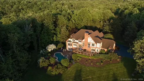36 Metacom Dr, Simsbury, CT 06070