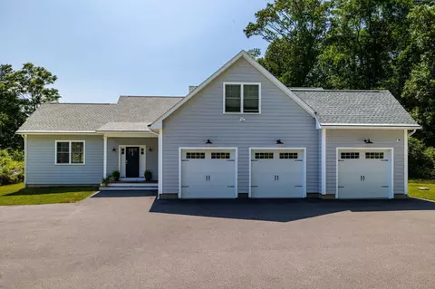 153 Niantic River Rd, Waterford, CT 06385