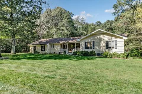 21 Newton Ln, Trumbull, CT 06611