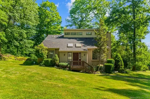 16 Contemporary Dr, Danbury, CT 06811