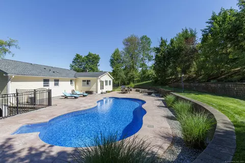 9 Fleetwood Dr, New Fairfield, CT 06812