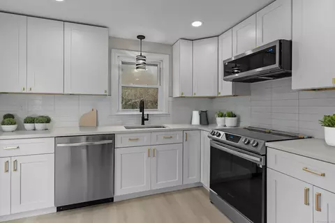 4460 S County Trl, Charlestown, RI 02813