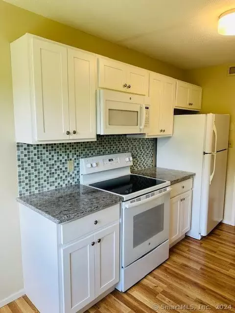 11 Heritage Village Rd #11E, Southbury, CT 06488