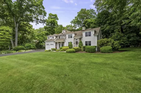 16 Hunting Ln, Stamford, CT 06902