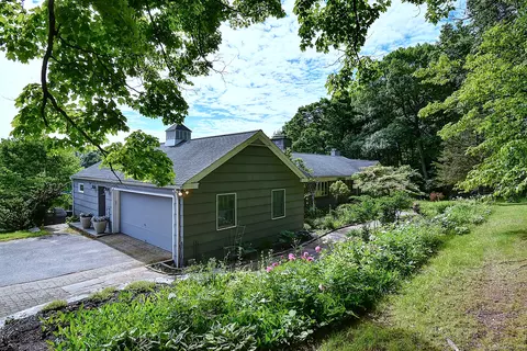 47 Kenmore Rd, Bloomfield, CT 06002
