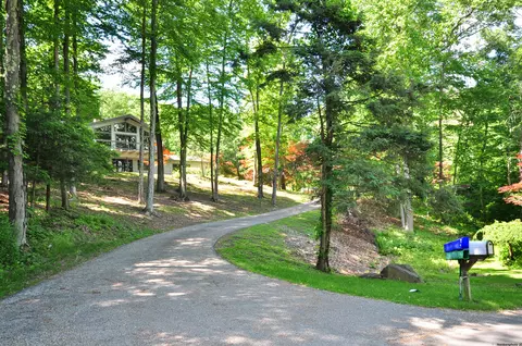 16 Stuart Dr, Bloomfield, CT 06002
