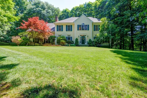 11 Elizabeth St, Guilford, CT 06437