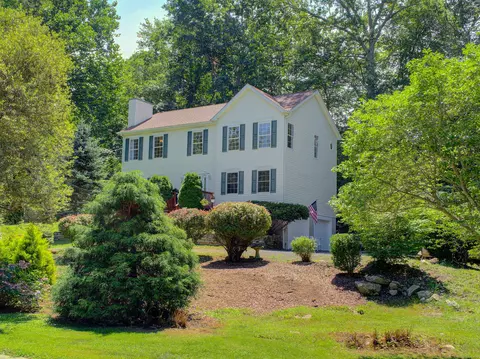 135 Packer Rd, Mystic, CT 06355