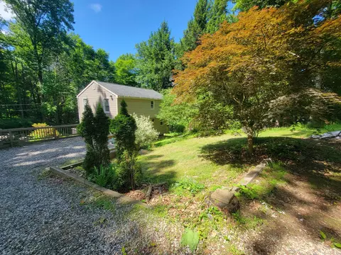 15 Tomahawk Trl, Sandy Hook, CT 06482
