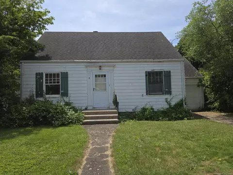 2 Woodlawn Ave, Branford, CT 06405