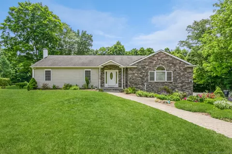 14 Brookfield Mdws, Brookfield, CT 06804