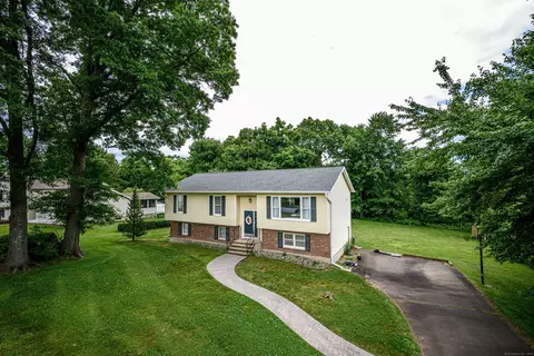 38 Clearview Dr, Wallingford, CT 06492
