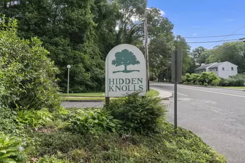 33 Hidden Knolls Cir #33, Monroe, CT 06468