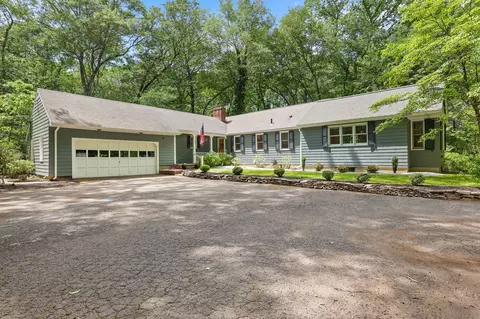 45 White Oak Ln, Woodbridge, CT 06525