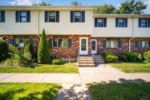 33 Brookside Vlg #33, Enfield, CT 06082