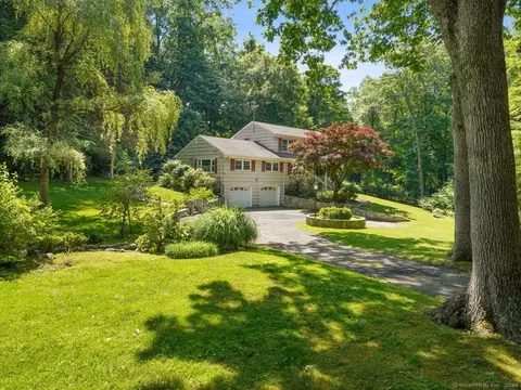 5 Mohackemo Dr, Norwalk, CT 06850