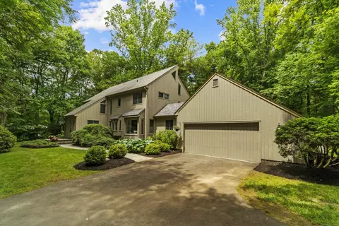 41 Forest Glen Dr, Woodbridge, CT 06525