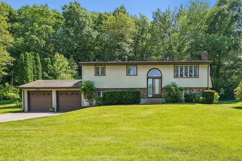 7 Sunview Rd, Montville, CT 06370