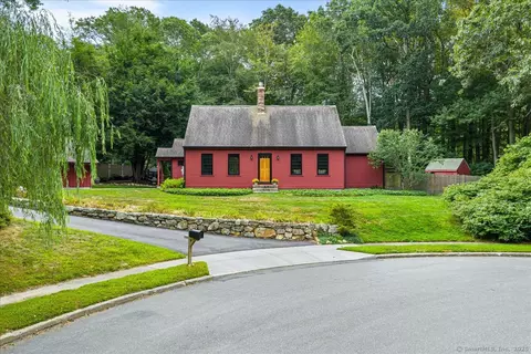 75 Algonquin Dr, Mystic, CT 06355