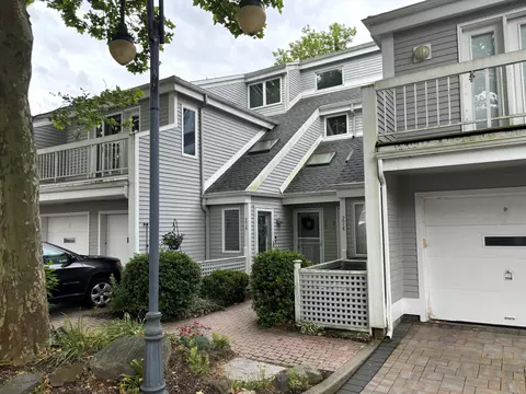 276 Breakers Ln #276, Stratford, CT 06615