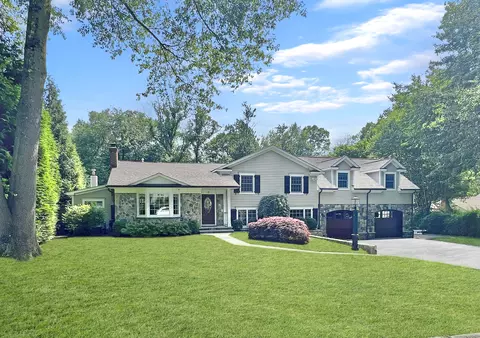 18 Nutmeg Ln, Stamford, CT 06905