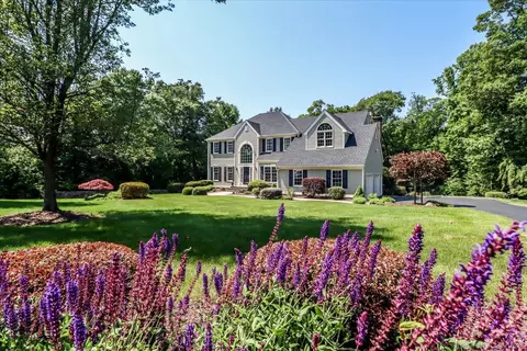 3 Canterbury Ln, Newtown, CT 06482