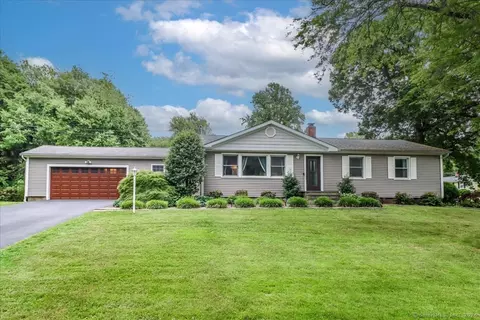 4 Sutton Pl, Trumbull, CT 06611