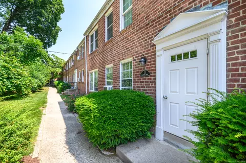 13 Clarmore Dr #1A, Norwalk, CT 06850